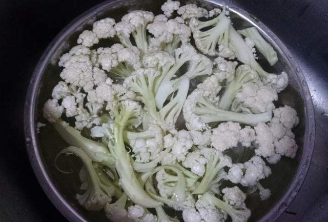 花菜里面脏不好清洗 不妨试试这种方法 把虫卵脏东西全清理干净 太阳信息网