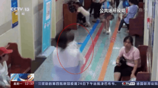 妈妈为了护孩子摔成十级伤残，这个意外让另一个家庭赔了11万