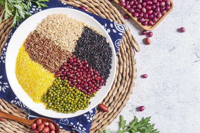 秋季长个慢，想让儿童多蹿个，三餐要这样安排