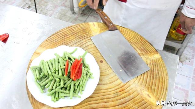 涼拌豆角好吃有技巧，豆角脆嫩不變色，蒜香濃郁味道鮮 美食頻道 第3张