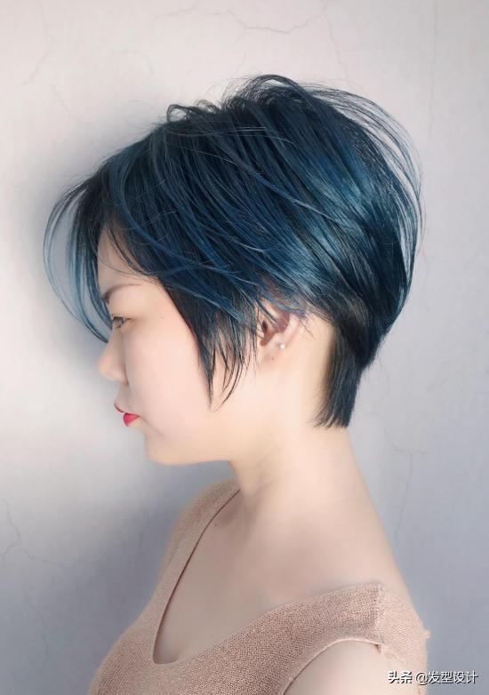 八字刘海略微蓬松的弧度能够改变个人印象,不管长发短发造型感都焕然