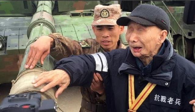 江苏失明老人日本大印暴露身份，为不麻烦政府隐姓埋名71年，部队派6辆坦克接