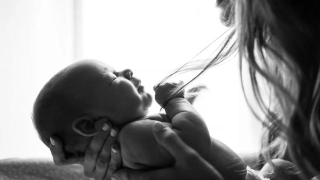 宝宝从床上摔下来，怎么办？千万警惕这些情况，第一步很关键