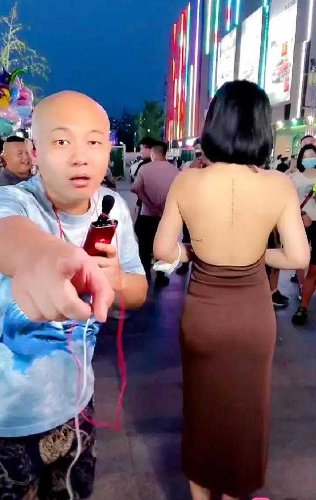 马晓伟是山东人,一个八零后,他个子不高,顶着一个锃亮的小脑袋,头脑