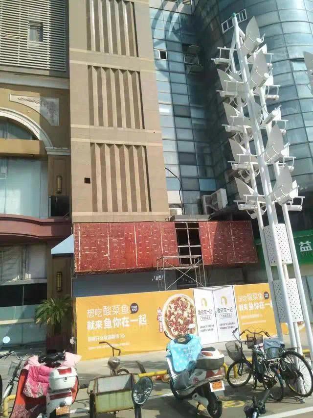 江苏一门店广告牌内惊现女尸，现场照片曝光，死者的朋友透露细节