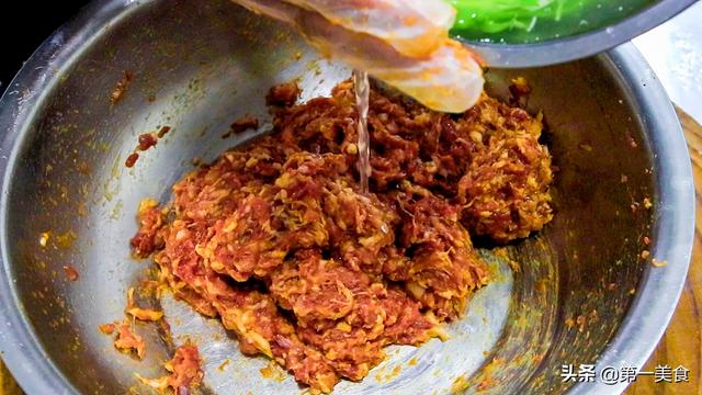 廚師長做的泡椒獅子頭，個大不鬆散，耐嚼有彈力，技巧全在這 美食頻道 第9张