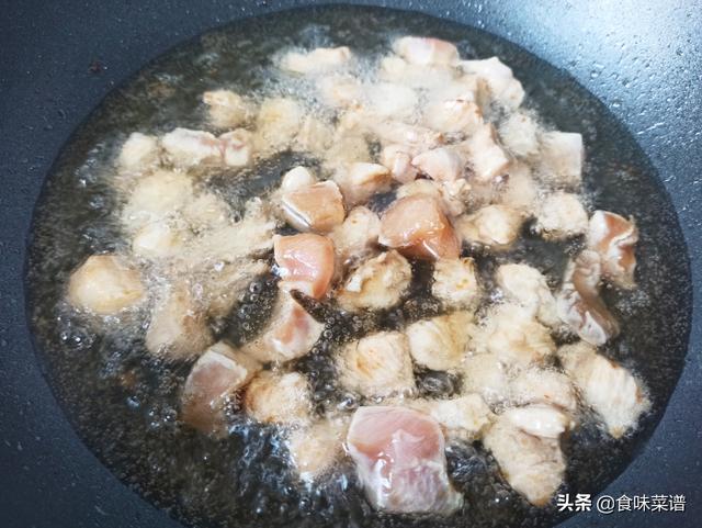 鸡胸肉加辣椒的做法火了，肉质细嫩，香辣又解馋，一家老少都爱吃