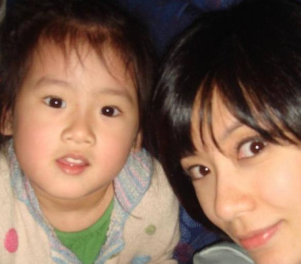 孙志浩:贾静雯女儿过16岁生日，生父孙志浩与后妈出镜，吻其脸颊显亲密