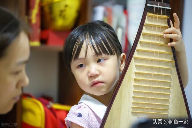 陕西男孩按妈妈在马路上拳打脚踢，一味地惯只能把孩子推向深渊