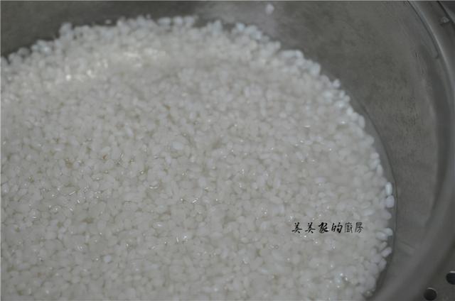 用花生和黄豆，做一道滋补小点心，蒸一蒸揉一揉，当早餐也特香