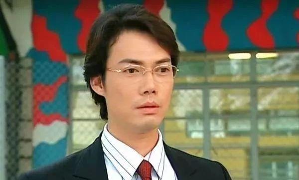 拍戏期间烟不离手！52岁TVB“卧底鼻祖”以黑衣人造型亮相新戏