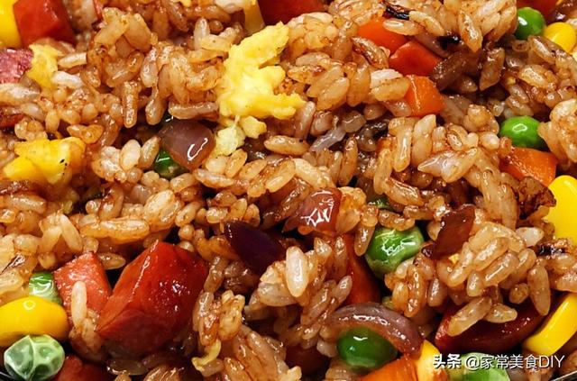 隔夜剩米飯千萬別倒，這樣炒實在香，飯粒金黃，口感彈牙，超好吃 美食頻道 第16张
