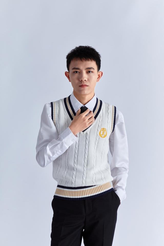 虎牙明凯被粉丝送礼物拆开发现神秘惊喜cos哥布林笑惨观众