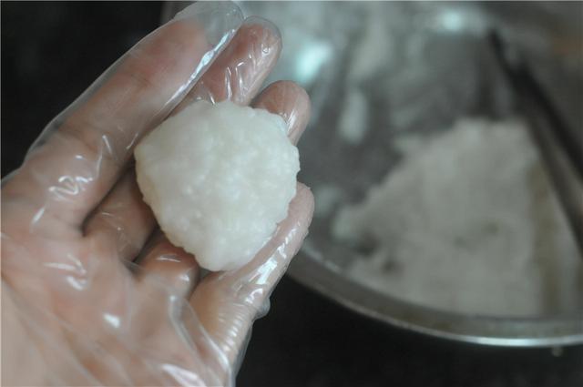 用花生和黄豆，做一道滋补小点心，蒸一蒸揉一揉，当早餐也特香