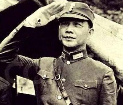 伪军中将给粟裕送了盒烟，粟裕发现不对大喊：部队集合，电台关闭