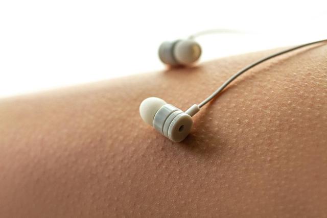 身体一阵一阵起鸡皮疙瘩怎么回事啊