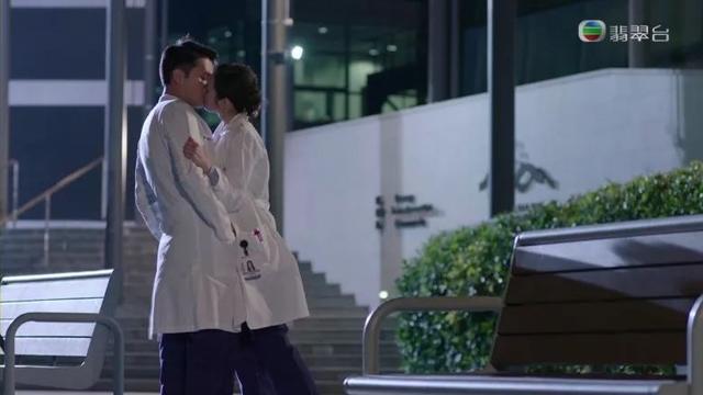 《白色强人》献荧幕初吻 TVB力捧港姐晒合照：捉男友一同欣赏