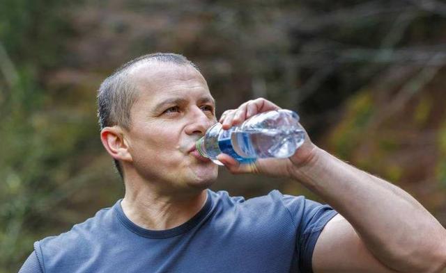 长期喝茶的人与喝白开水的人相比，哪种更健康？早了解早受益