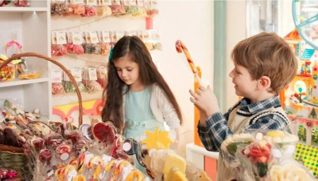 为健康着想的瑞典“周六糖果日”，却让小孩学会理财？