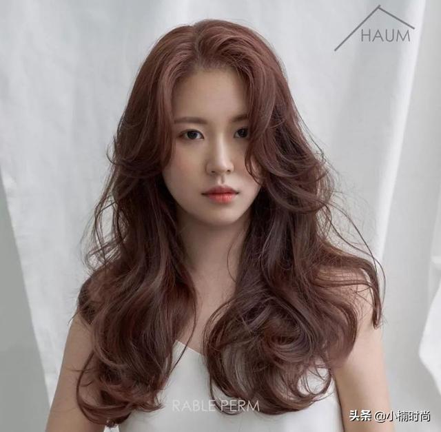 2020流行烫发型女中短发（短发发型女2020流行发型）