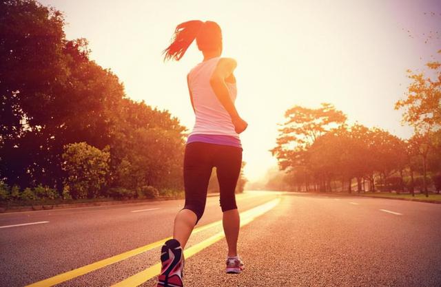 女子白头发日渐增多，别总觉得老了，或是缺了这3大营养素