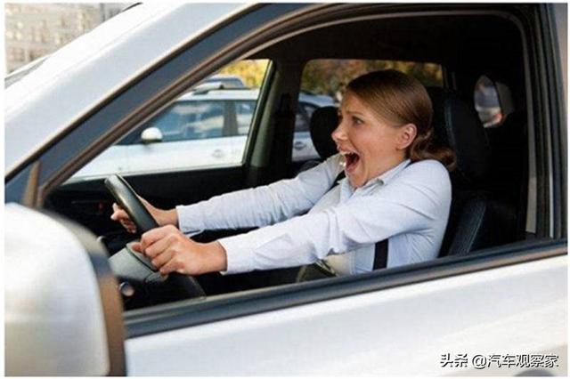 自动挡刹车油门在什么位置(自动挡的车刹车油门在哪边)