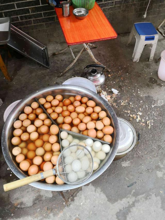 南京本地的特色小吃，味道鲜美，营养价值高，外地人看一眼直反胃