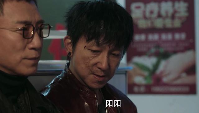 《扫黑风暴》剧组晒庆功宴，戏外的孙兴和徐英子，温馨合照引争议