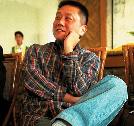 岩男郎:王朔马未都喊他大哥，陆毅刘烨都是他捧红，海岩才是京圈大牛人