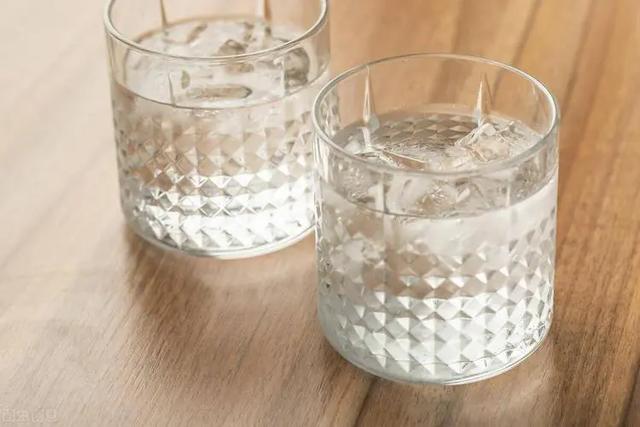 为什么都说隔夜水不能喝，而桶装水放好几天都能喝？有差别吗