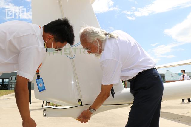 我，49岁开始北漂，79岁走秀爆红，85岁学开飞机，一辈子都在演戏