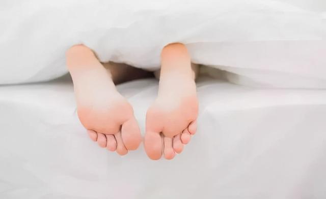睡觉腿抽筋，可能不止“缺钙”那么简单，或是5种疾病的征兆