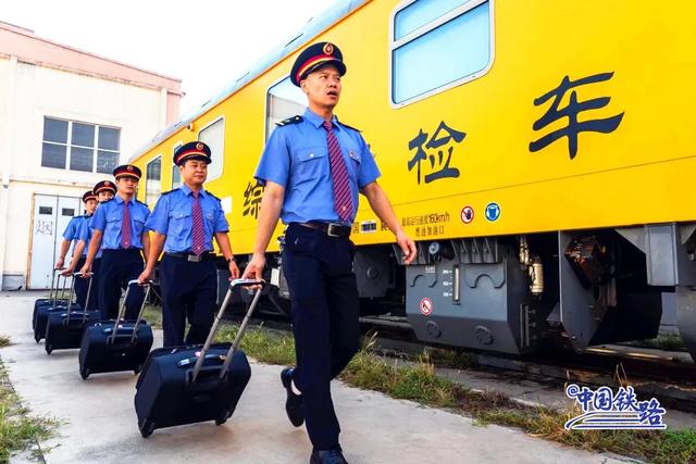 这趟火车只有一节车厢，带卧铺！还配5个司机！