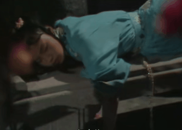 史湘云醉卧:6版《红楼梦》“湘云醉卧”，看看谁是人面桃花，谁像醉鬼睡大街