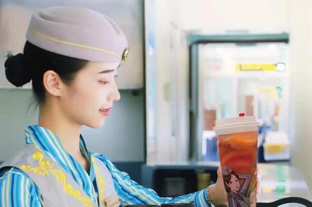 高铁奶茶来了，日售3000杯，背后上市旅企今年已亏了2.59亿