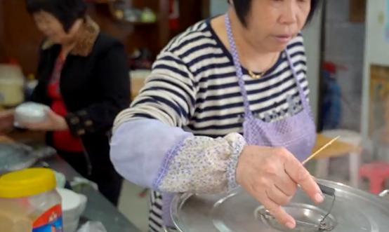 廣東傳統小吃老店，水粿5元一碗分量，仙草和豆花隻要4元