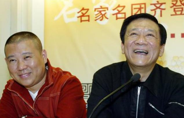 侯耀文大女儿罕露面！41岁素颜气质出众，和郭德纲于谦合照显亲密