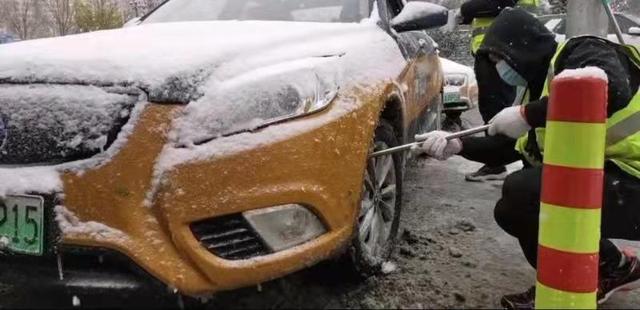 的哥的姐感慨说：换电站铲冰扫雪换电忙