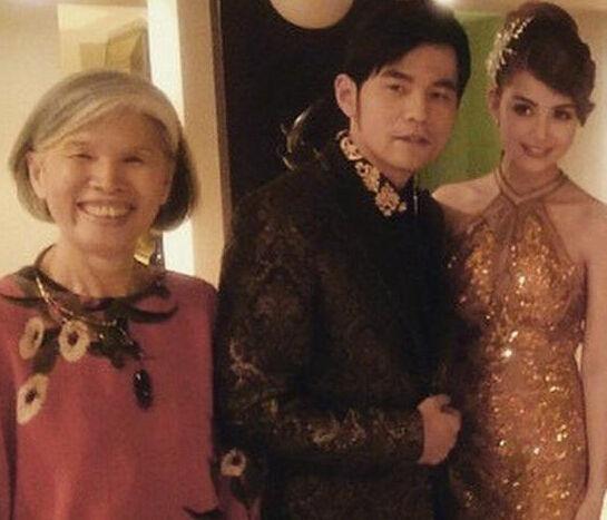 因为拍戏怀孕的明星（明星怀孕挺着大肚子拍戏）