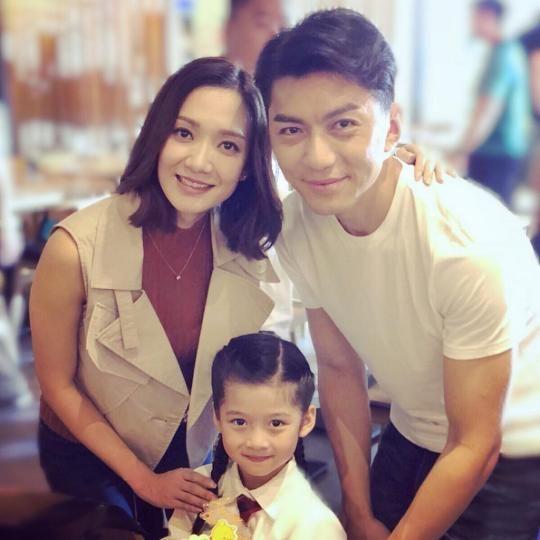 TVB视帝新剧中与两小花旦对戏，正牌女友扮下属全程“监督”