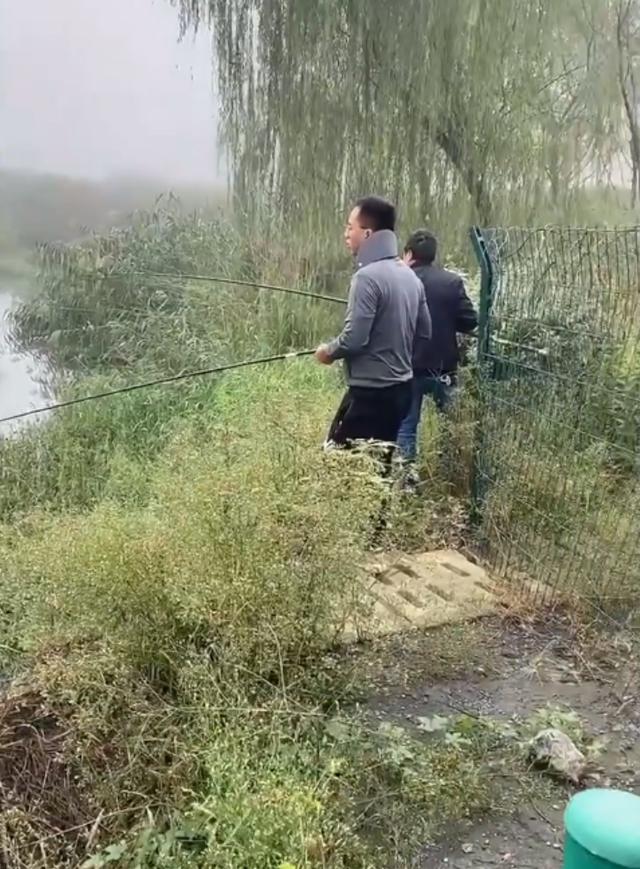 国庆高速堵车寸步难行，淡定车主掏出鱼竿钓鱼！一切在我意料之中