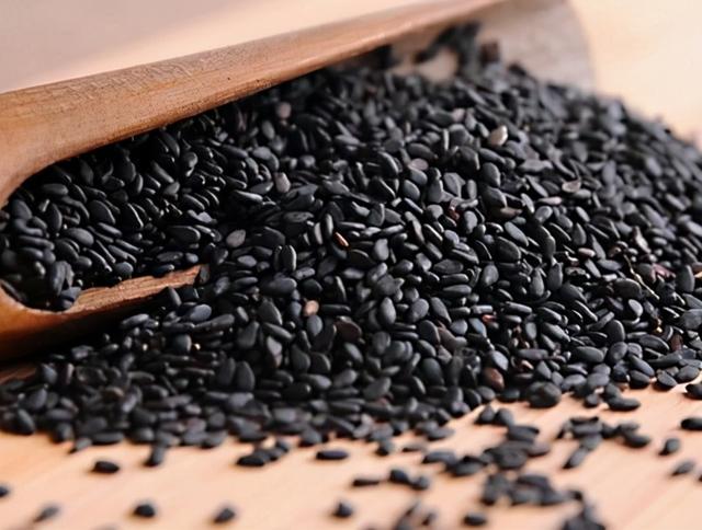 有白头发最好不要染，日常多吃这3种食物，或能让白头发少些