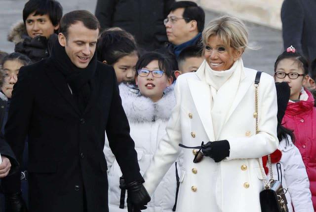 马克龙和妻子跳舞音乐(马克龙和妻子跳舞视频是不是真的)