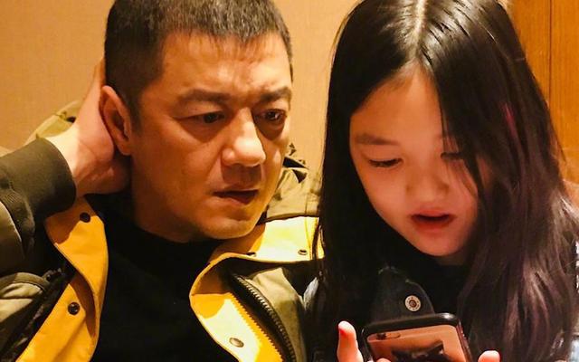50岁李亚鹏又要当爹？陪90后选美冠军做产检，李嫣以后怎么办？