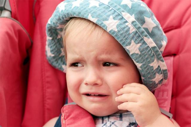 秋冬季节，与其把孩子“圈养”在家中，不如多晒太阳多补维生素