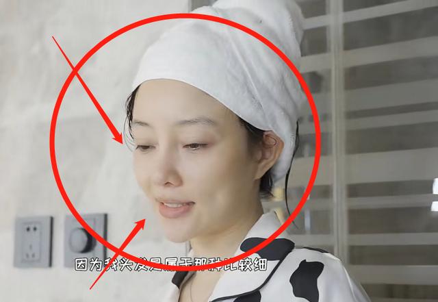 李小璐整容:39岁李小璐素颜录视频，整容痕迹太明显，不说差点以为是两个人