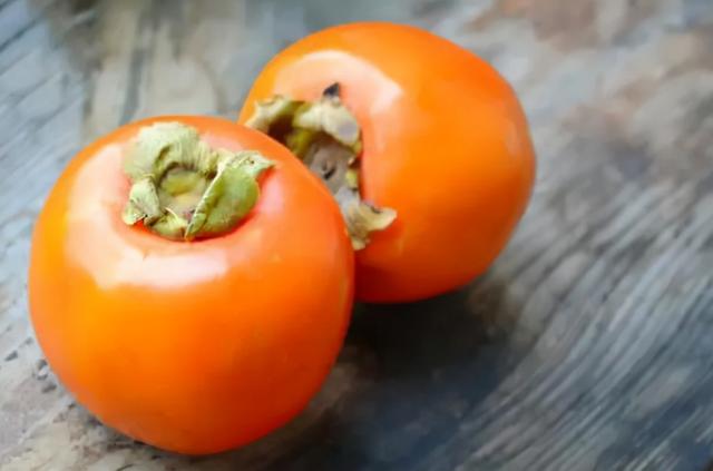 老话常说：“一个柿子十副药”，说的是什么意思？医生来告诉你