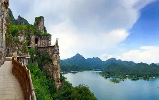 山峰形狀如尖利的狼牙而得名,這裡山峰險峻陡峭,主峰蓮花瓣海拔1105米