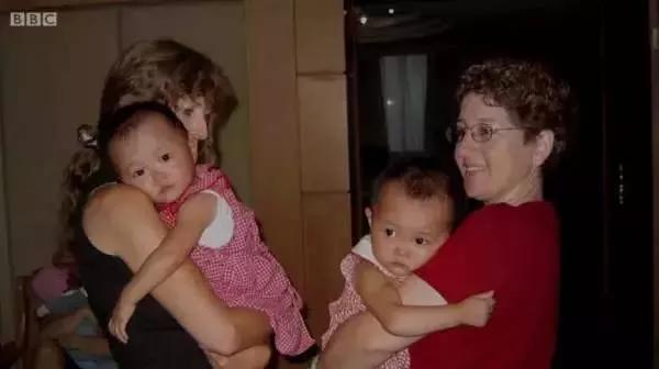 亚马逊CEO领养中国弃婴，每周给5万美金零花，规定必须花完