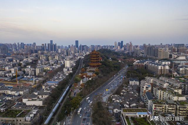 上海突破3万亿！东莞反超西安，中国三季度GDP三十强揭晓